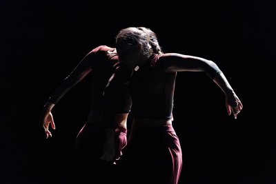 Für dieses Foto mit den Tänzerinnen Veronica Sala und Kristina Kelly Zaidner wurde der Hausfotograf des Theaters Plauen-Zwickau, André Leischner, ausgezeichnet.