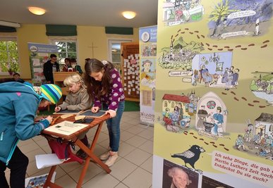 In der Ausstellung "Mensch Martin - Hut ab!" konnten unter anderem Schiefertafeln und Griffel ausprobiert werden.