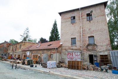 Der Dreigeschosser rechts ist das Turmhaus. Das Gebäude ist rund 130 Jahre alt und war Teil des Pferdestalls der Hempel-Fabrikanten. Der Unikat-Verein will dort altes Handwerk pflegen.