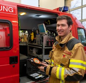 Konstantin Lorenz zeigt ein Messgerät für Industriechemikalien, das neben weiterer Spezialtechnik auf diesem Katastrophenschutzfahrzeug stationiert ist. Es steht im Depot der Milkauer Ortsfeuerwehr. 