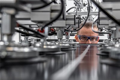 Karsten Fuß beim finaler Check der Meyer-Burger-Solarmodule im Freiberger Prüflabor. 