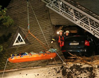 
              <p class="artikelinhalt">Die Feuerwehr kann den 23-jährigen Hartmannsdorfer schwer verletzt nach dem Unfall bergen.</p>
            