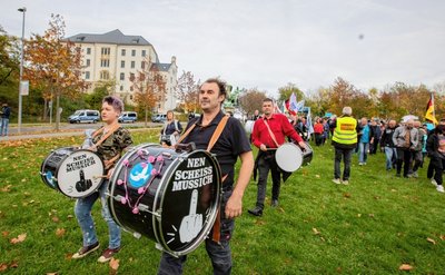 Die Trommler aus Ostthüringen sollen aus Sicht der Versammlungsbehörde mehrfach gegen Auflagen verstoßen haben. 
