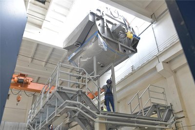 Millimeterarbeit bei Felix Schoeller in Weißenborn: Der Scheibenfilter wird durch ein Loch in der Decke in die Produktionshalle hinabgelassen.