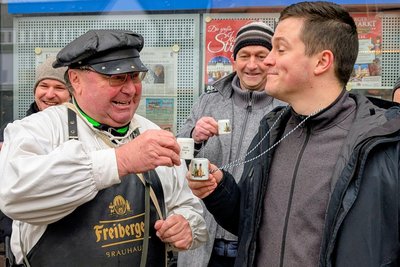 Braumeister Michael (l.) begrüße mit Kevin Krauße den 30.000 Gast seiner Bierführung.