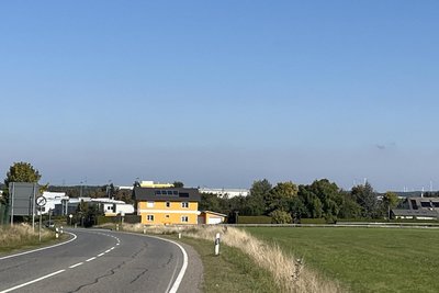 Kurz nach dem Sonnenlandpark vor der Einfahrt zum Gewerbegebiet Ottendorf ist die Geschwindigkeitsbegrenzung aufgehoben.