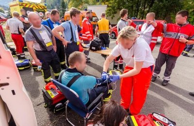  Einsatzkräfte des Rettungs- und Katastrophendienstes checkten am Dienstag die am Brandbekämpfungseinsatz beteiligten Feuerwehrleute und Polizeibeamten auf dem Hof durch.