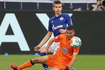 Sommerneuzugang Soufiane Messeguem (vorn) hat beim FC Erzgebirge Aue mit starken Leistungen überzeugt. Beim 1:1 auf Schalke (hier gegen Jaroslaw Michailow) stand er zum zweiten Mal in der Startelf. 