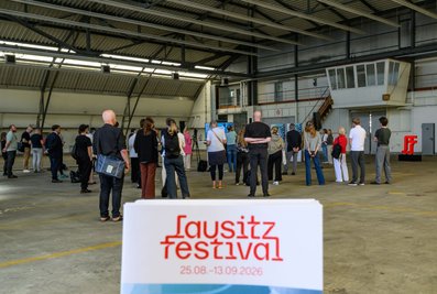 Eine große Inszenierung vom Lausitz Festival findet im ehemaligen Flughafen-Hangar in Cottbus statt.