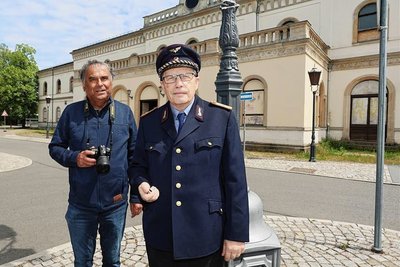 Helge Klemm (rechts) bietet Führungen in der Rolle als Bahninspektor an, Holm Schädel ist als Mitglied des Heimatvereins immer mit Kamera unterwegs. 