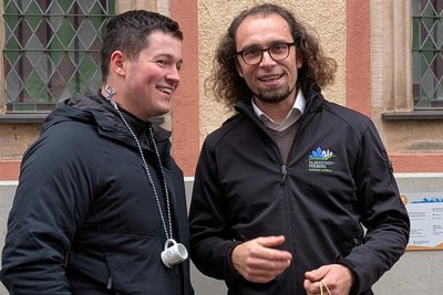 Bürgermeister Martin Seltmann (r.) überreichte dem 30.000 Gast Kevin Krauße ein Andenken.