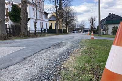 Die Tannenbergsthaler Straße in Hammerbrücke soll ab Sommer saniert werden.