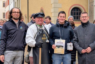 Der Jubiläumsgast Kevin Krauße (2.v.r.) kam mit seinem Sportverein, dem Colmnitzer SV, zur Bierführung.