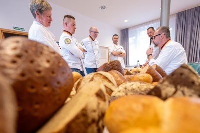 Bäckermeister vor der Prüfung: André Bernatzky (rechts) kostet sich gleich durchs Sortiment. 50 Brote prüft er an einem Vormittag auf Aussehen und Geschmack.