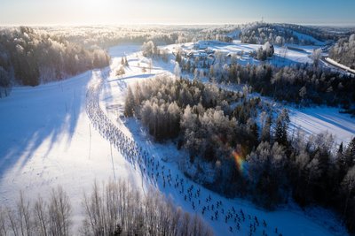 Auf den ersten Kilometern zieht sich das Feld schnell auseinander. Der Tartu Skimarathon ist für seine breit angelegten Loipen bekannt.
