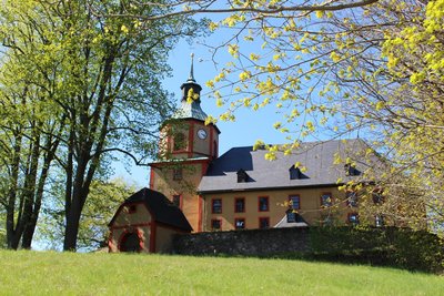 Die Elisabethkirche in Zethau sammelt Spenden für neue Glocken und Reparaturen am Kirchturm. Am 10. Mai spielt der Landeskirchenmusikdirektor Anhalts, Matthias Pfund, ein Benefizorgelkonzert an der Oehme-Orgel.
