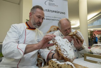 Einer dieser harten Tage: André Bernatzky (links) bei der Stollenprüfung.