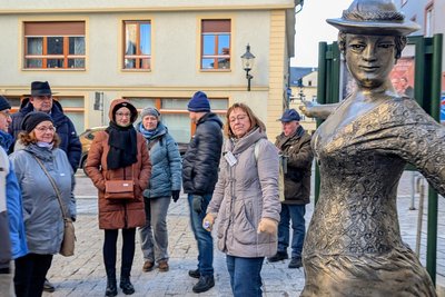 Amüsante und informative Anekdoten prägten die Stadtführung für Singles, wie hier am Mittelsächsischen Theater in Freiberg.