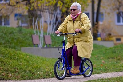 Flott unterwegs und immer gut in Bewegung: Heidi Paul aus Dresden hat mit dem Laufrad eine gesunde Fortbewegungsart gefunden. 