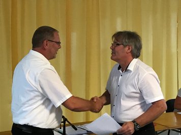 Gemeinderat Olf Hille (rechts) hat am Montagabend Markus Buschkühl als neuen Bürgermeister von Reinsberg vereidigt.