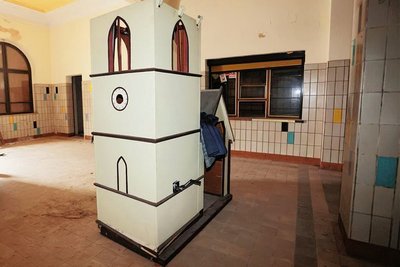 Auch ein Modell der Lutherkirche wird versteigert. Die dazugehörige Turmspitze ist aus Blech und mindestens noch einmal so hoch. 