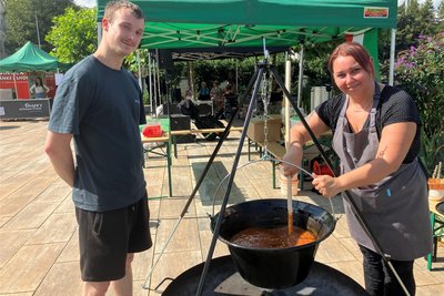 Kesselgulasch gab es bei Niklas Schneider und Virginie Leistner.