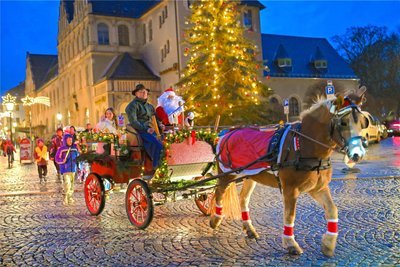 Weihnachtsmann und Engel fuhren in der Pferdekutsche zum Marktplatz.