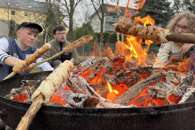 Die Pfadfinder treffen sich jede zweite Woche. Geleitet werden sie von Elias Markert (Bildmitte)