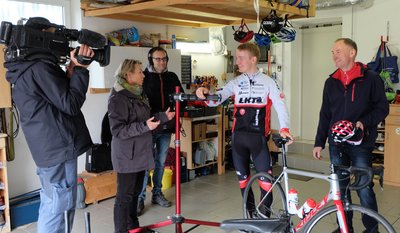 Kameramann Benjamin Pfeiler, Co-Autorin Heike Opitz und Kameraassistent Stephan Kießling mit dem Radsportler Pierre-Pascal Keup und dessen Vater Christian (von links) bei den Dreharbeiten für die MDR-Sendung "Unser Dorf hat Wochenende".