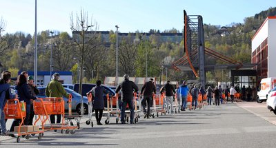 Schlange stehen bei Obi in Schwarzenberg: 9 Uhr hat der Markt am Montag seine Türen geöffnet.