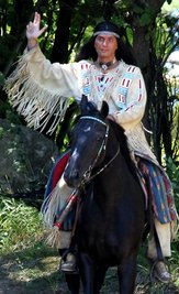 In Deutschland leibhaftig: Mescalero-Häuptling Winnetou, dargestellt von Jean-Marc Birkholz, der erst in Rathen auftrat, seit 2012 in Elspe. 