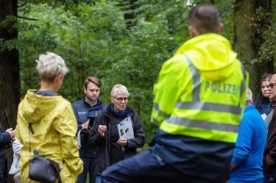 Ortsbegehung im Preißelpöhl mit Rathaus-Verantwortlichen - im Bild Evelyn Schramm von der Verkehrsbehörde und Martin Gabriel vom Ordnungsamt.