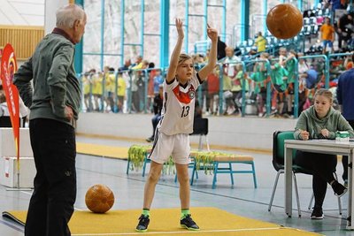 Emil Hilbert von der Grundschule Großrückerswalde versucht sich hier beim Medizinballschocken. Dabei gelangen ihm 5,05 Meter.