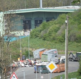 In der Restabfallbehandlungsanlage am Weißen Weg in Chemnitz (im Bild hinten) wird Restmüll auch aus Teilen des Landkreises Mittelsachsen und des Erzgebirgskreises sortiert, getrocknet und zu Pellets gepresst, die danach im Kraftwerk verbrannt werden. Diese Art der Vorbehandlung des Mülls entfällt ab 2025. Danach gibt es keinen Grund mehr für Mittelsachsen, die Müllentsorgung im Verband zu betreiben. 