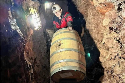 Szenen von der Einlagerung und der Bergung des Fasses, in dem der Rum ein Jahr lang im dunklen Stollen reifen durfte. 
