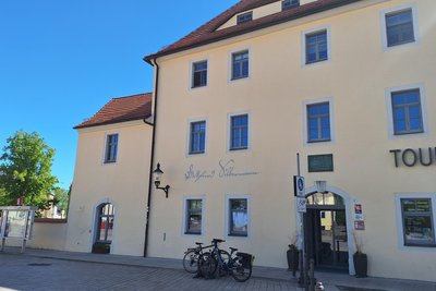 Am Schloßplatz 6 in Freiberg befindet sich der Sitz der Gottfried-Silbermann-Gesellschaft. In einer Ausstellung kann man die Orgelwelt Silbermanns entdecken.