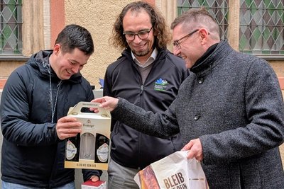 Vom Geschäftsführer des Brauhauses, Holger Scheich (r.), gab es 30.000 Milliliter Bier.