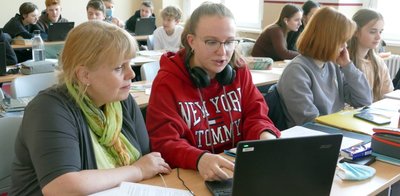 Im Beisein von Lehrerin Kathrin Wach-Rangous genoss auch Maxima Wagner den digitalen Austausch mit den französischen Schülern. 