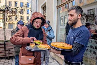 Sandra kostete am Café Momo erstmals Freiberger Eierschecke und war begeistert.