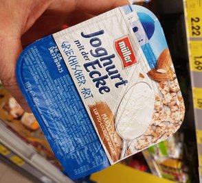 Die beanstandete Schriftart steht aber auch auf diesem Joghurt eines aus Bayern stammenden Lebensmittelkonzerns.