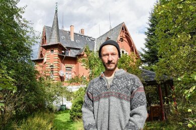 René Eckert hat im vergangenen Jahr die Sommerfrische-Villa in Eubabrunn gekauft. Mit Freilichtmuseum, Riedelhof und Waldschänke bereitet er das Wochenende gemeinsam vor. 