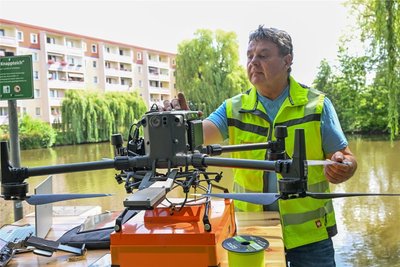Bei einem Einsatz neulich am Knappteich half Ulrich Hennig, die Gewässerverschlammung zu ermitteln.