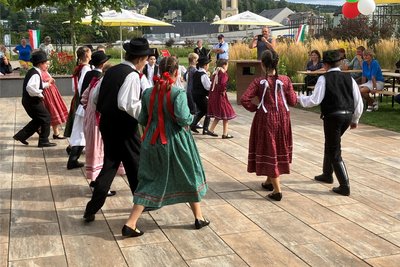 Die Tanzgruppe „Pántlika“ hatte in traditioneller Kleidung einen schwungvollen Auftritt.