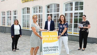 Chefin Claudia Straßburg (2. v. l.) mit ihren Kollegen Yvonne Seidel (l.), Darina Kämpf, Doreen Viehweg und Marco Greger (v. r.). 