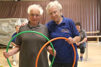 Jutta Schmidt (94 Jahre/r.) und Anni Endler (92) gehören in Kleinhartmannsdorf seit 1996 zur Seniorinnensportgruppe.