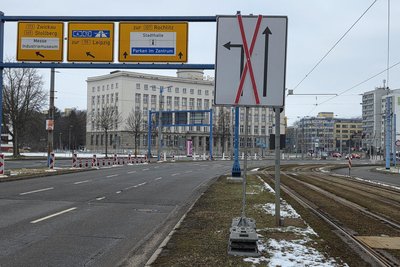 Noch gelten die Einschränkungen nur teilweise. Aber ab Montag gibt es auf der Bahnhofstraße nur noch eine Linksabbiegerspur.