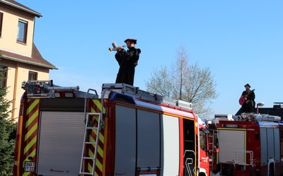 Auf dem Dach der Einsatzwagen der Thumer Feuerwehr wurde am Sonntag musiziert.