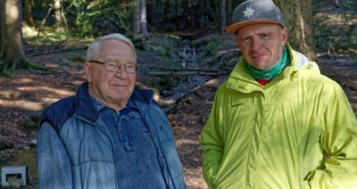 Michael Hillig (links) hat vor sechs Jahren begonnen, selbst gebaute Wasserräder im Haselbach (im Hintergrund) aufzubauen. Nun wird sich Enrico Nestler um die Sammlung kümmern. 