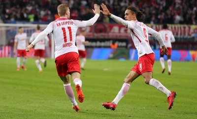 Die beiden Leipziger Torschützen klatschen ab: Yussuf Poulsen (rechts) traf zum 1:1, Timo Werner gelang später der Siegtreffer für RB.