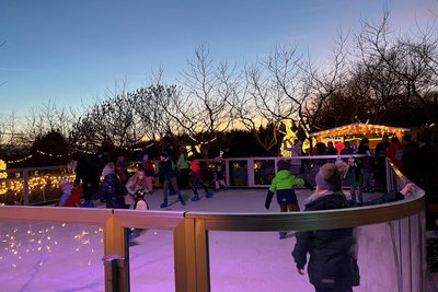 Eine Attraktion in der Wintersaison ist die Kunsteisbahn. Schlittschuhe können für 3 Euro ausgeliehen werden. Ringsum erstrahlt der Sonnenlandpark bei Einbruch der Dunkelheit mit etwa 500.000 LEDs.